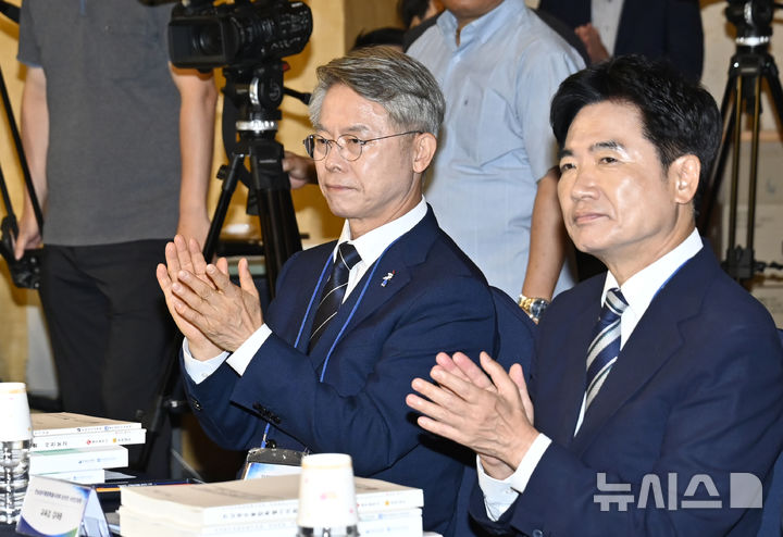 [영암=뉴시스] 박기웅 기자 = 9일 오전 전남 영암군 호텔현대 바이 라한 목포에서 열린 전남광주통합특별시의회 당선의원 사전 간담회에 참석한 민형배 특별시장 당선인과 김대중 교육감 당선인이 박수를 치고 있다. 2026.06.09. pboxer@newsis.com