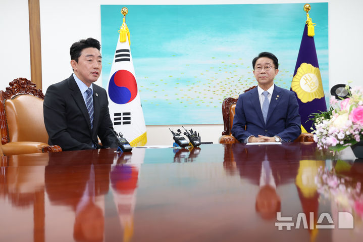 [서울=뉴시스] 김근수 기자 = 강훈식(왼쪽) 비서실장이 9일 오전 서울 여의도 국회에서 조정식 국회의장에게 이재명 대통령의 축하 난을 전달하고 인사말을 하고 있다. (공동취재) 2026.06.09. photo@newsis.com