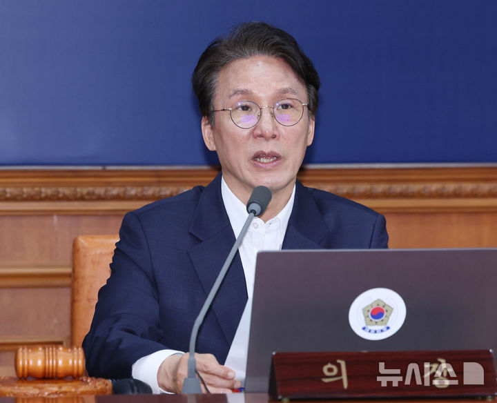 [서울=뉴시스] 조수정 기자 = 김민석 국무총리가 9일 오전 서울 종로구 정부서울청사에서 국무회의 겸 비상경제본부회의를 주재하고 있다. 2026.06.09. chocrystal@newsis.com