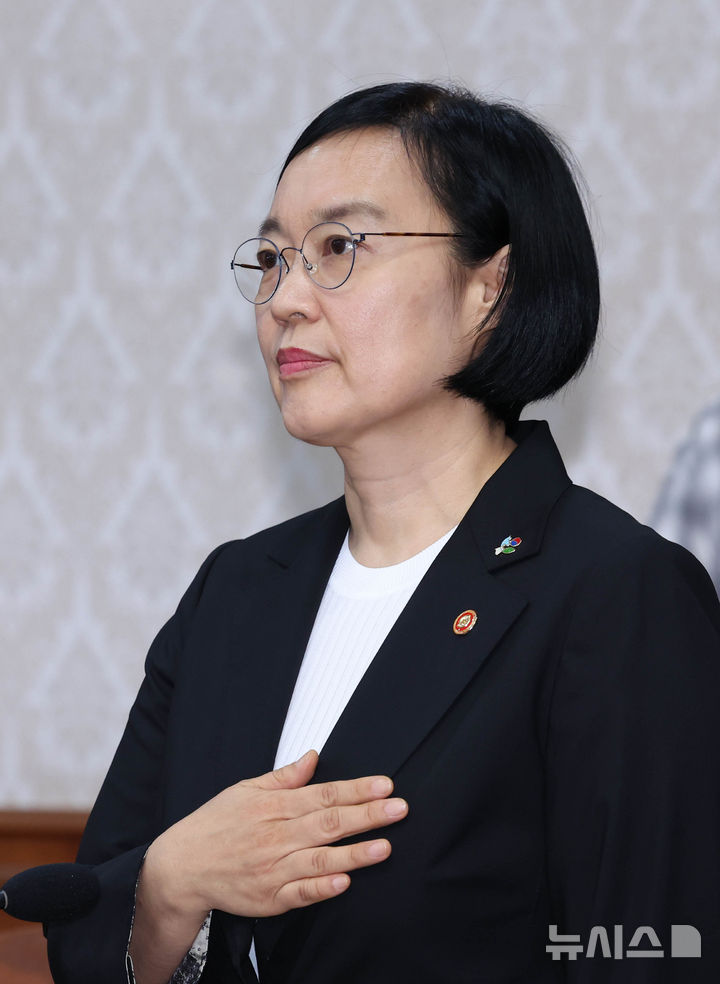 [서울=뉴시스] 조수정 기자 = 한성숙 국무총리 후보자가 9일 오전 서울 종로구 정부서울청사에서 열린 국무회의 겸 비상경제본부회의에서 국민의례 하고 있다. 2026.06.09. chocrystal@newsis.com