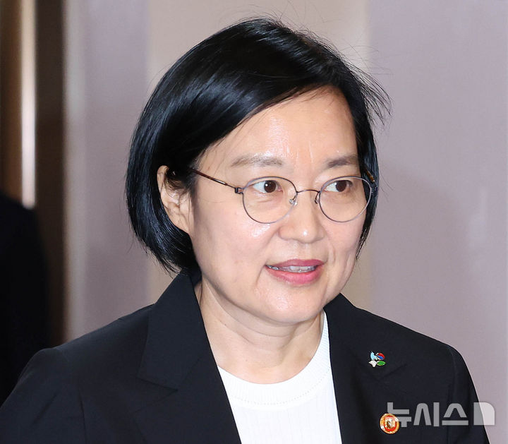 [서울=뉴시스] 조수정 기자 = 한성숙 국무총리 후보자가 9일 오전 서울 종로구 정부서울청사에서 열린 국무회의 겸 비상경제본부회의에 입장하고 있다. 2026.06.09. chocrystal@newsis.com