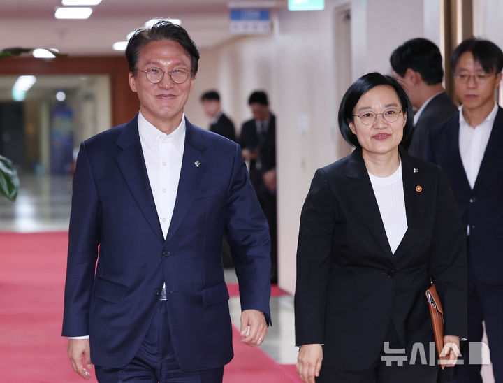 [서울=뉴시스] 조수정 기자 = 김민석 국무총리와 한성숙 국무총리 후보자가 9일 오전 서울 종로구 정부서울청사에서 열린 국무회의 겸 비상경제본부회의에 입장하고 있다. 2026.06.09. chocrystal@newsis.com
