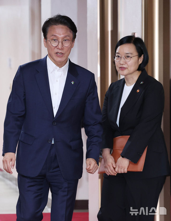 [서울=뉴시스] 조수정 기자 = 김민석 국무총리와 한성숙 국무총리 후보자가 9일 오전 서울 종로구 정부서울청사에서 열린 국무회의 겸 비상경제본부회의에 입장하고 있다. 2026.06.09. chocrystal@newsis.com