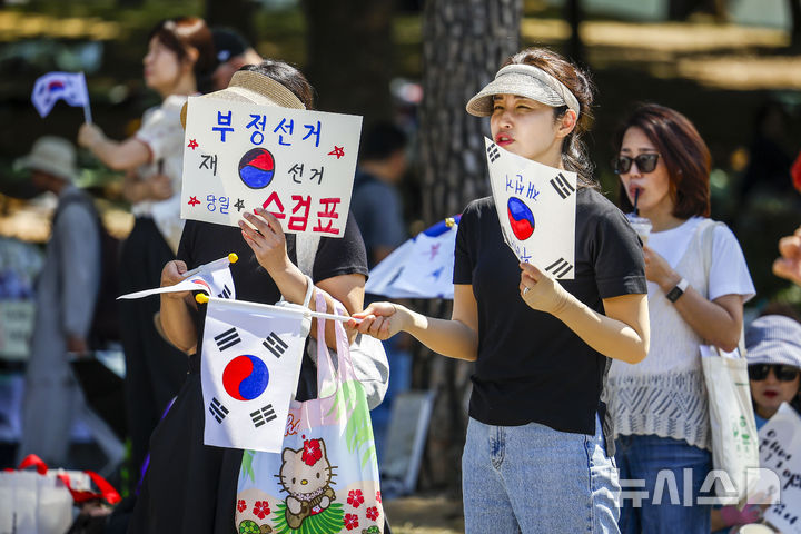 [서울=뉴시스] 정병혁 기자 = 제9회 전국동시지방선거 투표용지 부족 사태에 항의하며 개표소 봉쇄 시위를 이어가고 있는 9일 서울 송파구 올림픽공원 핸드볼경기장에 설치된 개표소 앞에서 구호를 외치고 있다. 2026.06.09. jhope@newsis.com