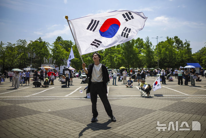 [서울=뉴시스] 정병혁 기자 = 제9회 전국동시지방선거 투표용지 부족 사태에 항의하며 개표소 봉쇄 시위를 이어가고 있는 9일 서울 송파구 올림픽공원 핸드볼경기장에 설치된 개표소 앞에서 구호를 외치고 있다. 2026.06.09. jhope@newsis.com