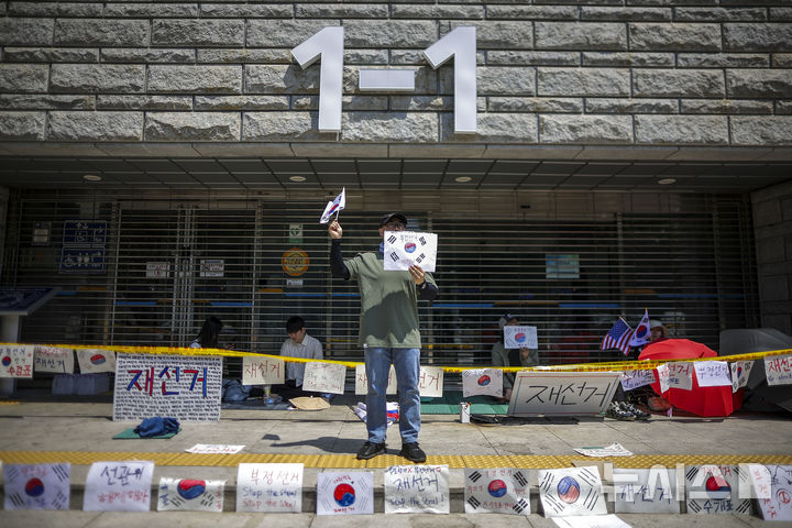 [서울=뉴시스] 정병혁 기자 = 제9회 전국동시지방선거 투표용지 부족 사태에 항의하며 개표소 봉쇄 시위를 이어가고 있는 가운데 황교안 자유와혁신 대표가 9일 서울 송파구 올림픽공원 핸드볼경기장에 설치된 개표소 앞에서 구호를 외치고 있다. 2026.06.09. jhope@newsis.com
