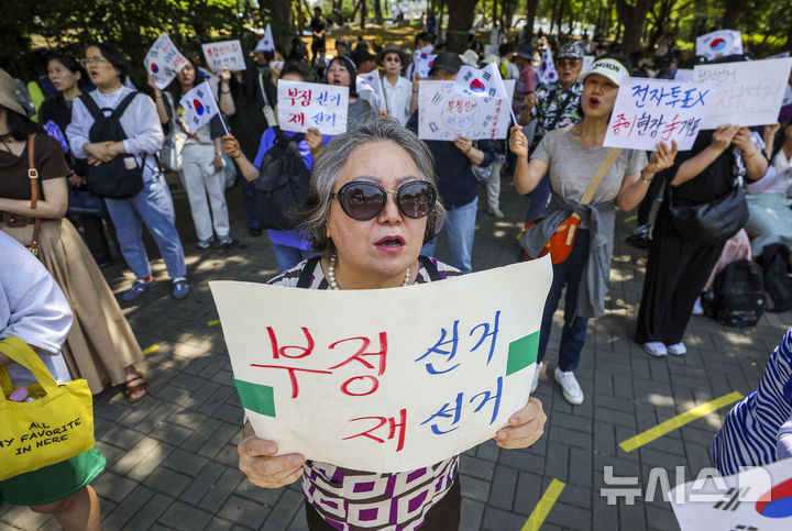 [서울=뉴시스] 정병혁 기자 = 제9회 전국동시지방선거 투표용지 부족 사태에 항의하며 개표소 봉쇄 시위를 이어가고 있는 9일 서울 송파구 올림픽공원 핸드볼경기장에 설치된 개표소 앞에서 구호를 외치고 있다. 2026.06.09. jhope@newsis.com