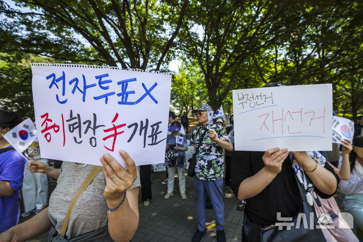 [서울=뉴시스] 정병혁 기자 = 제9회 전국동시지방선거 투표용지 부족 사태에 항의하며 개표소 봉쇄 시위를 이어가고 있는 9일 서울 송파구 올림픽공원 핸드볼경기장에 설치된 개표소 앞에서 구호를 외치고 있다. 2026.06.09. jhope@newsis.com
