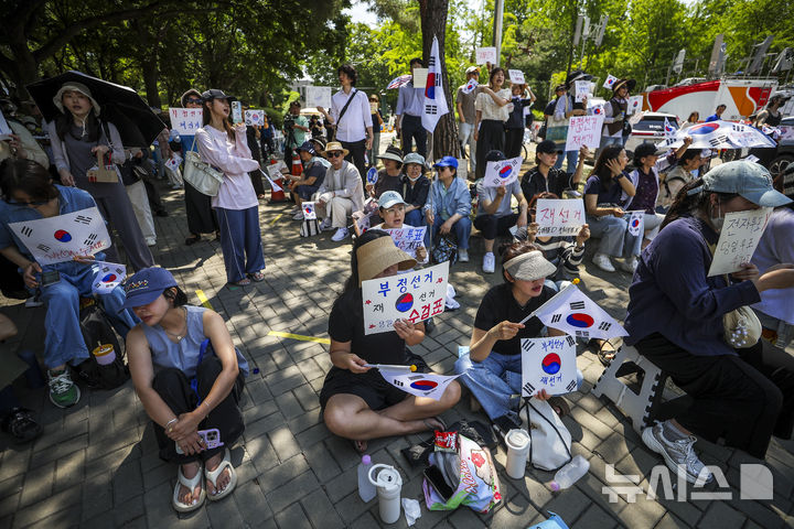 [서울=뉴시스] 정병혁 기자 = 제9회 전국동시지방선거 투표용지 부족 사태에 항의하며 개표소 봉쇄 시위를 이어가고 있는 9일 서울 송파구 올림픽공원 핸드볼경기장에 설치된 개표소 앞에서 구호를 외치고 있다. 2026.06.09. jhope@newsis.com