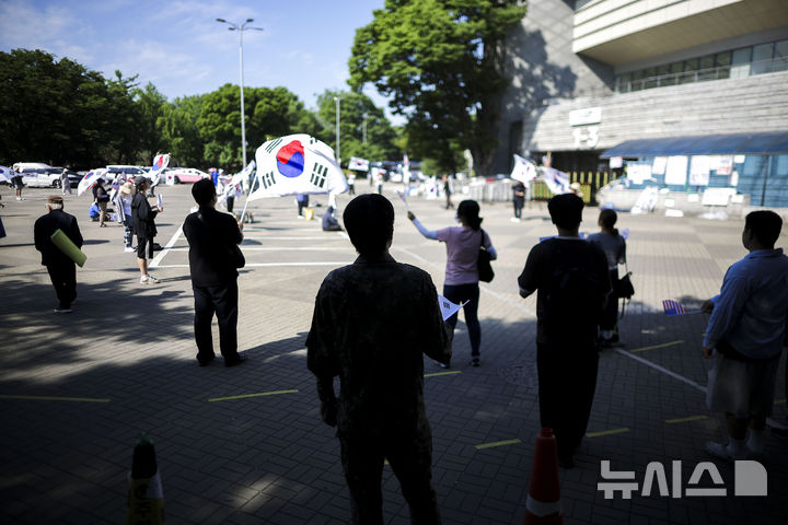 [서울=뉴시스] 정병혁 기자 = 제9회 전국동시지방선거 투표용지 부족 사태에 항의하며 개표소 봉쇄 시위를 이어가고 있는 9일 서울 송파구 올림픽공원 핸드볼경기장에 설치된 개표소 앞에서 구호를 외치고 있다. 2026.06.09. jhope@newsis.com