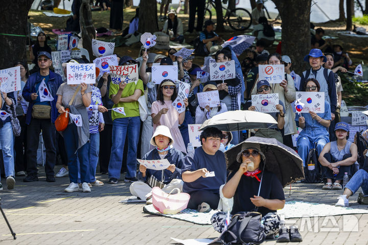 [서울=뉴시스] 정병혁 기자 = 제9회 전국동시지방선거 투표용지 부족 사태에 항의하며 개표소 봉쇄 시위를 이어가고 있는 9일 서울 송파구 올림픽공원 핸드볼경기장에 설치된 개표소 앞에서 구호를 외치고 있다. 2026.06.09. jhope@newsis.com