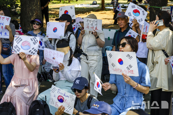 [서울=뉴시스] 정병혁 기자 = 제9회 전국동시지방선거 투표용지 부족 사태에 항의하며 개표소 봉쇄 시위를 이어가고 있는 9일 서울 송파구 올림픽공원 핸드볼경기장에 설치된 개표소 앞에서 구호를 외치고 있다. 2026.06.09. jhope@newsis.com