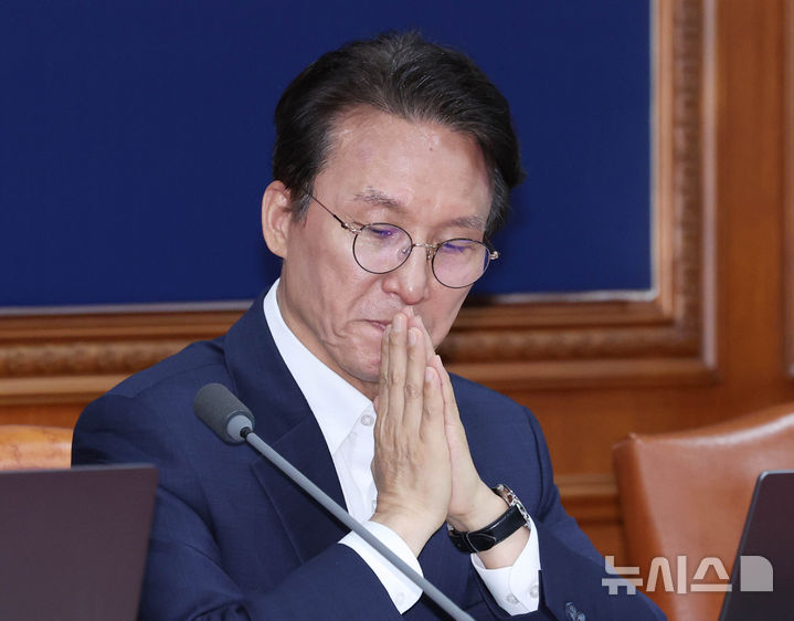 [서울=뉴시스] 조수정 기자 = 김민석 국무총리가 9일 오전 서울 종로구 정부서울청사에서 국무회의 겸 비상경제본부회의에서 자료를 보고 있다. 2026.06.09. chocrystal@newsis.com