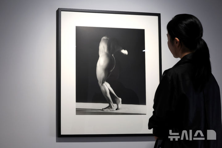 [서울=뉴시스] 박진희 기자 = 국제갤러리는 9일 서울 종로구 국제갤러리 한옥에서 미국 현대사진 작가 로버트 메이플소프(Robert Mapplethorpe)의 개인전 '형태의 시학(The Poetics of Form)' 기자간담회를 갖고 주요 사진 작품을 선보이고 있다. 2026.06.09. pak7130@newsis.com