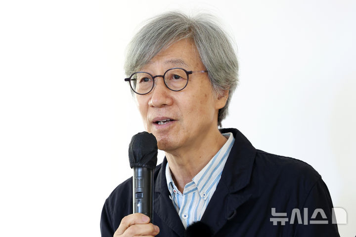 [서울=뉴시스] 박진희 기자 = 구본창 사진작가가 9일 서울 종로구 국제갤러리 K1과 K2에서 사진 기획전 '진동하는 사물들(Objects in Oscillation)'전시에 대해 설명하고 있다. 2026.06.09. pak7130@newsis.com
