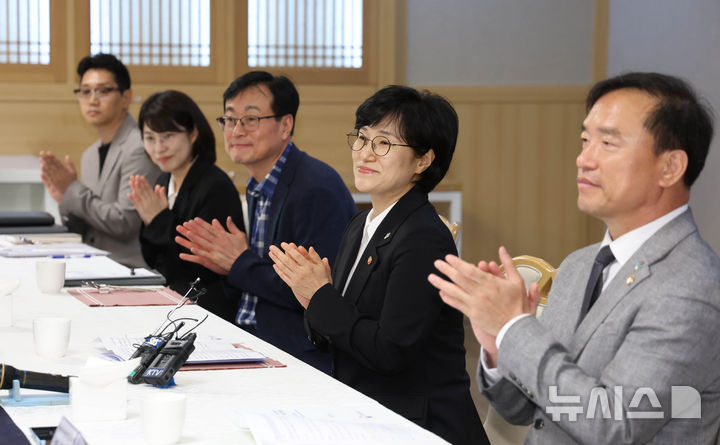 [서울=뉴시스] 조수정 기자 = 원민경 성평등가족부 장관이 9일 오후 서울 종로구 정부서울청사에서 범정부 디지털성범죄 대응 협의체 킥 오프 회의를 주재하며 박수치고 있다. 2026.06.09. chocrystal@newsis.com