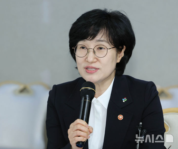 [서울=뉴시스] 조수정 기자 = 원민경 성평등가족부 장관이 지난달 9일 오후 서울 종로구 정부서울청사에서 범정부 디지털성범죄 대응 협의체 킥 오프 회의를 주재하고 있다. 이날 회의에는 김종철 방송미디어통신위원회 위원장, 송요훈 방송미디어통신심의위원회 사무총장, 유재성 경찰청장 직무대행 등 참석했다. 2026.06.09. chocrystal@newsis.com