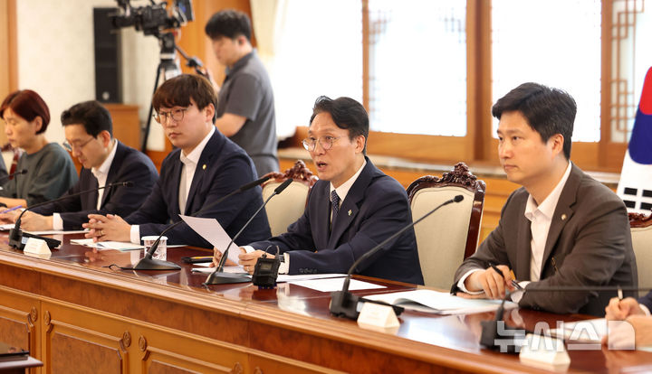 [서울=뉴시스] 김선웅 기자 = 김민석 국무총리가 9일 서울 종로구 정부서울청사에서 열린 제3차 청년정책 관계장관회의에서 모두발언을 하고 있다. 2026.06.09. mangusta@newsis.com