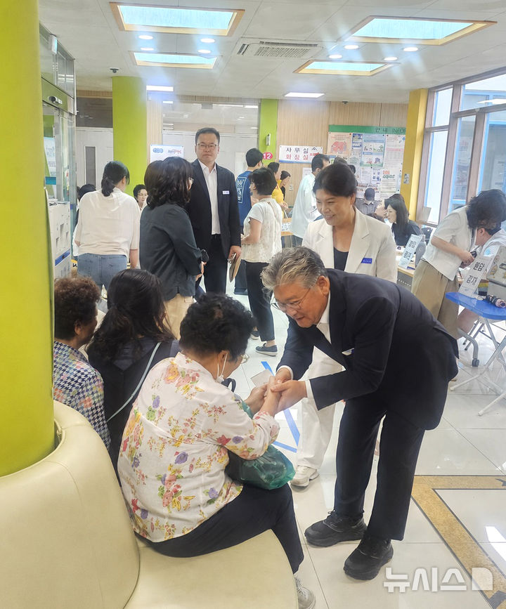 대상포진 접종 현장을 찾은 장세일 전남 영광군수(오른쪽)가 어르신과 인사를 나누고 있다. (사진=영광군 제공) photo@newsis.com *재판매 및 DB 금지