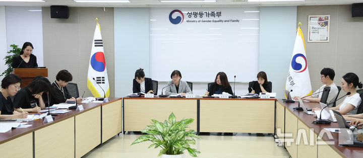 [서울=뉴시스] 조수정 기자 = 최성지(가운데 테이블 왼쪽 두번째) 성평등가족부 청소년가족정책실장이 9일 오후 서울 종로구 정부서울청사에서 제5차 건강가정기본계획 브리핑을 하고 있다. 2026.06.09. chocrystal@newsis.com