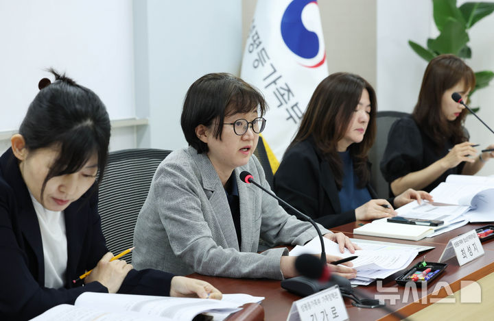 [서울=뉴시스] 조수정 기자 = 최성지(왼쪽 두번째) 성평등가족부 청소년가족정책실장이 9일 오후 서울 종로구 정부서울청사에서 제5차 건강가정기본계획 브리핑을 하고 있다. 2026.06.09. chocrystal@newsis.com