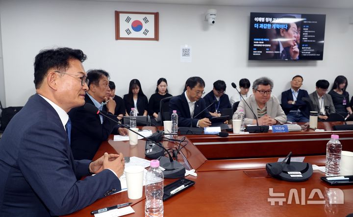 [서울=뉴시스] 조성봉 기자 = 송영길 더불어민주당 의원이 9일 오후 서울 여의도 국회 의원회관 간담회의실에서 열린 '이재명 정부 2년차, 더 과감한 개혁이다' 토론회에서 발언을 하고 있다. 2026.06.09. suncho21@newsis.com