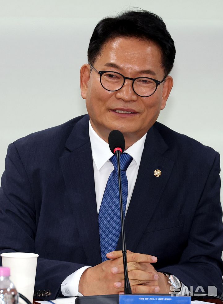 [서울=뉴시스] 조성봉 기자 = 송영길 더불어민주당 의원이 9일 오후 서울 여의도 국회 의원회관 간담회의실에서 열린 '이재명 정부 2년차, 더 과감한 개혁이다' 토론회에서 발언을 하고 있다. 2026.06.09. suncho21@newsis.com