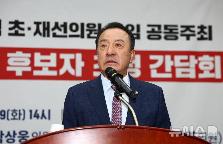 [서울=뉴시스] 김근수 기자 = 국민의힘 재선모임 대표인 엄태영 의원이 9일 오후 서울 여의도 국회에서 열린 국민의힘 초재선 의원 공동주최 원내대표 후보자 초청 간담회장에서 인사말을 하고 있다. 2026.06.09. ks@newsis.com