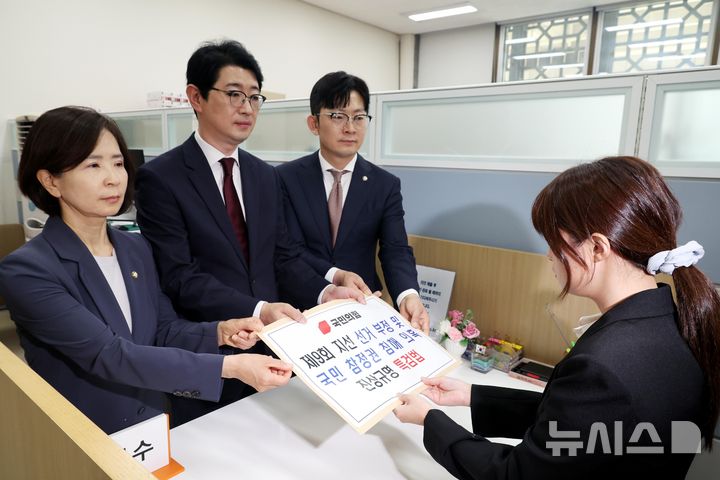 [서울=뉴시스] 조성봉 기자 = 주진우 국민의힘 당 법률자문위원장 등이 9일 오후 서울 여의도 국회 의안과에 '제9회 전국동시지방선거 부정 및 국민 참정권 침해 의혹 진상규명을 위한 특별검사 임명 등에 관한 법률안'을 제출하고 있다. 왼쪽부터 최수진 의원, 주진우 법률위원장, 박충권 의원. 2026.06.09. suncho21@newsis.com