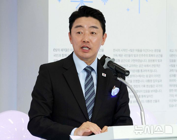 [서울=뉴시스] 고범준 기자 = 강훈식 비서실장이 9일 청와대 사랑채에서 열린 기획전시 '빛의 궤적' 개막식에서 환영사를 하고 있다. 2026.06.09. bjko@newsis.com