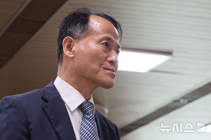 [서울=뉴시스] 권창회 기자 = 이충상 전 국가인권위원회 상임위원이 9일 서울 서초구 서울중앙지법에서 열린 국회 증언감정법 위반 혐의 선고기일을 마치고 법정을 나서고 있다. 2026.06.09. kch0523@newsis.com