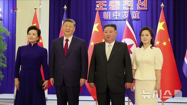 [서울=뉴시스] 고승민 기자 = 북한 조선중앙TV는 9일 김정은 국무위원장과 시진핑 중국 국가주석이 금수산 영빈관에서 열린 정상회담에서 조중(북중)관계 발전의 새로운 장을 열어나가는 데 대해 합의했다고 보도했다. 김 위원장과 시 주석이 기념촬영하고 있다. (사진=조선중앙TV 캡쳐) 2026.06.09. photo@newsis.com