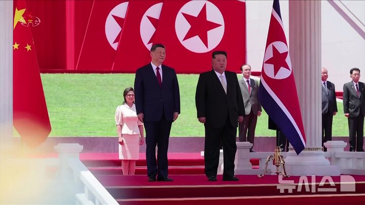 [서울=뉴시스] 고승민 기자 = 북한 조선중앙TV는 지난달 9일 시진핑 중국 국가주석의 북한 국빈 방문을 보도했다. 사진은 지난 8일 김일성광장에서 열린 시 주석 환영식에서 김 위원장과 시 주석 모습. (사진=조선중앙TV 캡쳐) 2026.07.09. photo@newsis.com