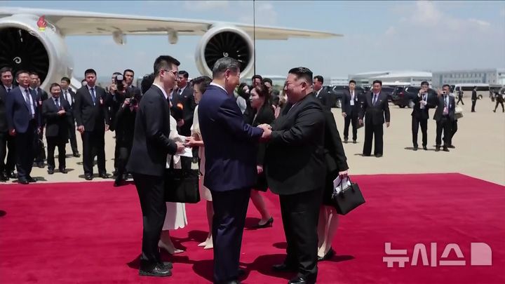 [서울=뉴시스] 고승민 기자 = 북한 조선중앙TV는 9일 시진핑 중국 국가주석의 북한 국빈 방문에 대해 보도했다. 사진은 지난 8일 김 위원장이 평양 순안공항에 내린 시진핑 중국 국가주석을 직접 영접하는 모습. (사진=조선중앙TV 캡쳐) 2026.06.09. photo@newsis.com
