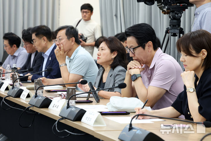 [서울=뉴시스] 박진희 기자 = 김도일 동국대 문화예술대학원 객원교수, 이기영 배우, 김수로 배우, 박범수 (사)문화강국 네트워크 상임이사, 박정미 파크컴퍼니 대표, 방지영 국제아동청소년연극협회 한국본부 이사장, 임대일 한국연극배우협회 이사장이 9일 서울 종로구 국립현대미술관 서울관에서 최휘영 문화체육관광부 장관과 함께 문화예술정책자문위원회 연극 분과 제3차 회의를 하고 있다. 2026.06.09. pak7130@newsis.com