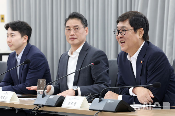 [서울=뉴시스] 박진희 기자 = 최휘영 문화체육관광부 장관이 9일 서울 종로구 국립현대미술관 서울관에서 문화예술정책자문위원회 연극 분과 제3차 회의를 주재하고 있다. 이날 자리에는 연극 현장을 대표하는 김도일 동국대 문화예술대학원 객원교수, 이기영 배우, 김수로 배우, 박범수 (사)문화강국 네트워크 상임이사, 박정미 파크컴퍼니 대표, 방지영 국제아동청소년연극협회 한국본부 이사장, 임대일 한국연극배우협회 이사장이 참석했다. 2026.06.09. pak7130@newsis.com