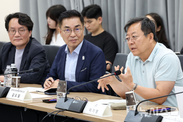 [서울=뉴시스] 박진희 기자 = 이기영 배우와 김도일 동국대 문화예술대학원 객원교수, 박범수 (사)문화강국 네트워크 상임이사가 9일 서울 종로구 국립현대미술관 서울관에서 최휘영 문화체육관광부 장관과 함께 문화예술정책자문위원회 연극 분과 제3차 회의를 하고 있다. 2026.06.09. pak7130@newsis.com