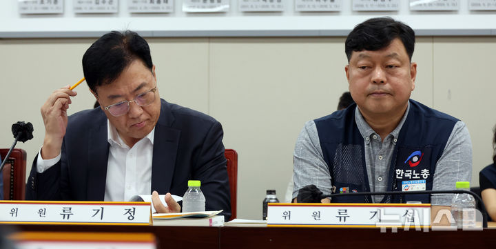 [세종=뉴시스] 강종민 기자 = 9일 세종시 정부세종청사에서 열린 최저임금위 4차 전원회의에서 류기정 사용자 위원과 류기섭 근로자 위원이 공익위원의 발언을 듣고 있다. 2026.06.09. ppkjm@newsis.com