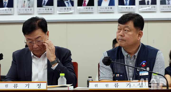 [세종=뉴시스] 강종민 기자 = 지난 9일 세종시 정부세종청사에서 열린 최저임금위 4차 전원회의에서 류기정 사용자 위원과 류기섭 근로자 위원이 공익위원의 발언을 듣고 있다. 2026.06.09. ppkjm@newsis.com