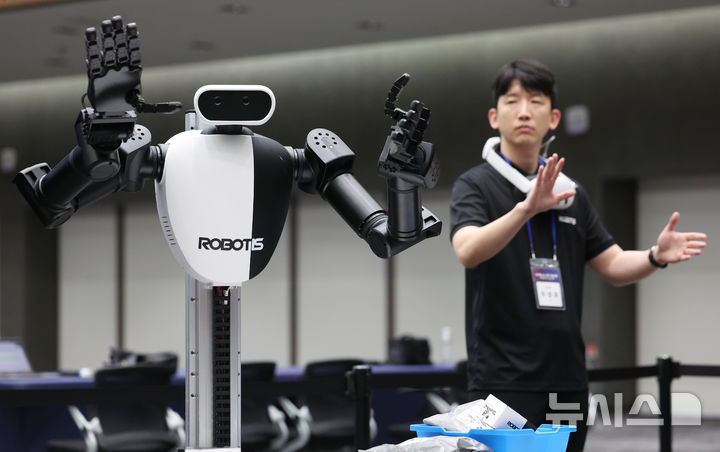 [서울=뉴시스] 김진아 기자 = 9일 서울 마곡 LG사이언스파크에서 열린 피지컬 AI 선도기술개발 사업 착수보고회에서 피지컬 AI 로봇 로보티즈 AI워커가 시연하고 있다. 2026.06.09. bluesoda@newsis.com