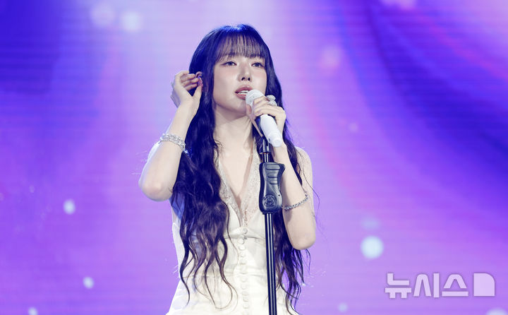 [서울=뉴시스] 김혜진 기자 = 가수 예린이 9일 오후 서울 마포구 롤링홀에서 열린 네 번째 미니앨범 '리치 유' 발매 기념 쇼케이스에서 무대를 선보이고 있다. 2026.06.09. jini@ewsis.com
