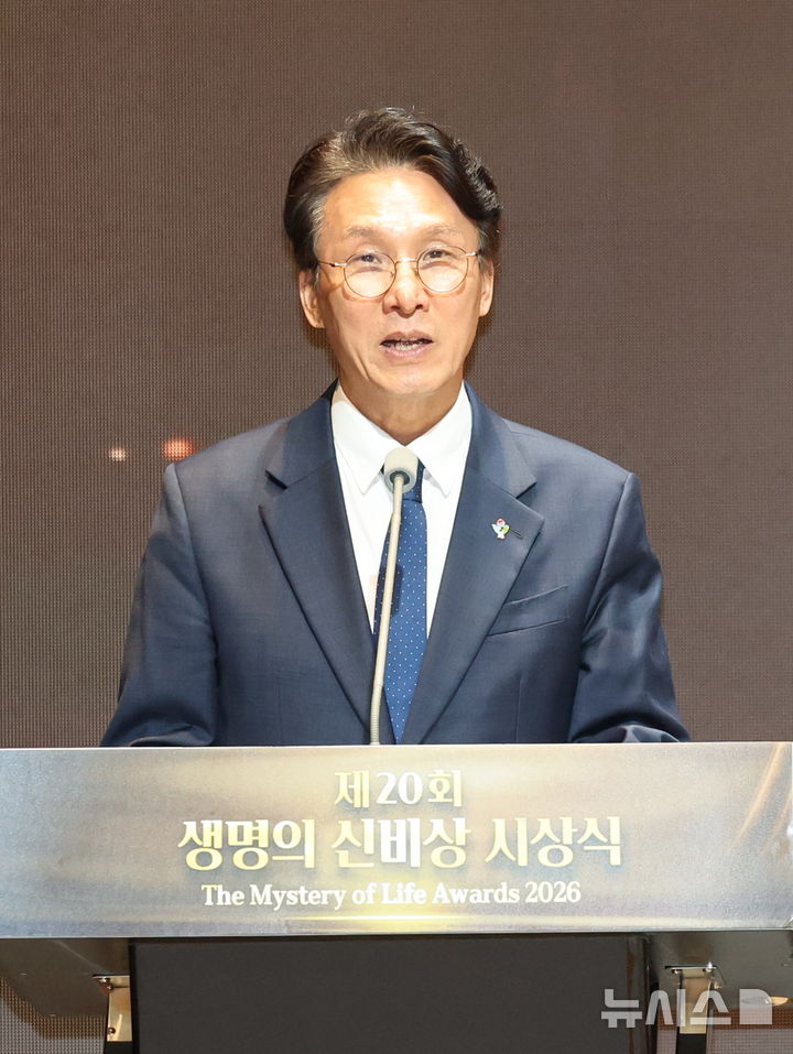 [서울=뉴시스] 김금보 기자 = 김민석 국무총리가 9일 오후 서울 서초구 가톨릭대학교 성의교정 옴니버스파크에서 열린 제20회 생명의 신비상 시상식에서 축사를 하고 있다. 2026.06.09. kgb@newsis.com