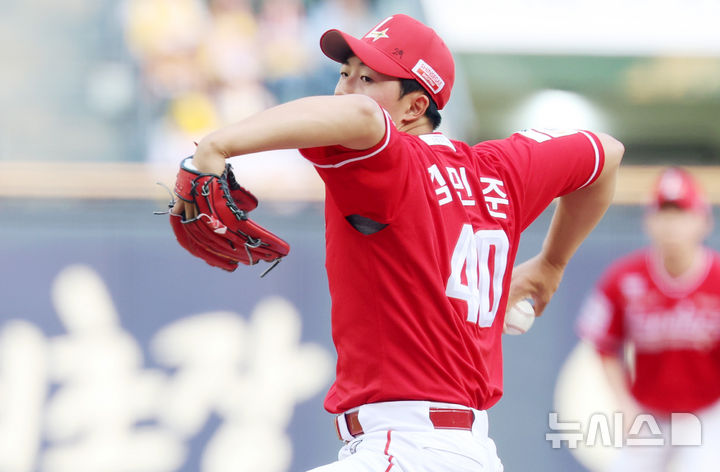 [서울=뉴시스] 이영환 기자 = 9일 오후 송파구 잠실야구장에서 열린 2026 KBO리그 SSG 랜더스와 LG 트윈스의 경기, 1회말 SSG 선발 김민준이 공을 던지고 있다. 2026.06.09. 20hwan@newsis.com