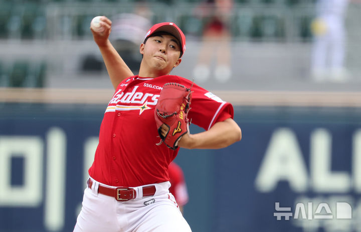 [서울=뉴시스] 이영환 기자 = 9일 오후 송파구 잠실야구장에서 열린 2026 KBO리그 SSG 랜더스와 LG 트윈스의 경기, 1회말 SSG 선발 김민준이 공을 던지고 있다. 2026.06.09. 20hwan@newsis.com