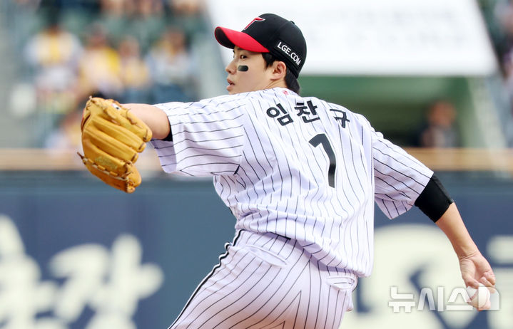 [서울=뉴시스] 이영환 기자 = 9일 오후 송파구 잠실야구장에서 열린 2026 KBO리그 SSG 랜더스와 LG 트윈스의 경기, 1회초 LG 선발 임찬규가 공을 던지고 있다. 2026.06.09. 20hwan@newsis.com