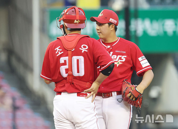 [서울=뉴시스] 이영환 기자 = 9일 오후 송파구 잠실야구장에서 열린 2026 KBO리그 SSG 랜더스와 LG 트윈스의 경기, 2회말 SSG 선발 김민준이 연속 안타를 내주며 실점을 하자 포수 조형우가 마운드에 올라 대화를 하고 있다. 2026.06.09. 20hwan@newsis.com