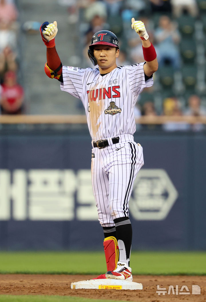 [서울=뉴시스] 이영환 기자 = 9일 오후 송파구 잠실야구장에서 열린 2026 KBO리그 SSG 랜더스와 LG 트윈스의 경기, 2회말 1사 만루에서 LG 박해민이 2타점 안타를 날린 후 수비혼란을 틈타 2루까지 진루하고 있다. 2026.06.09. 20hwan@newsis.com