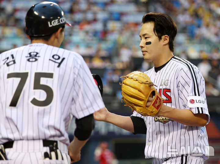 [서울=뉴시스] 이영환 기자 = 9일 오후 송파구 잠실야구장에서 열린 2026 KBO리그 SSG 랜더스와 LG 트윈스의 경기, 3회초 수비를 마친 LG 선발 임찬규가 덕아웃으로 들어가고 있다. 임찬규는 1사 주자없는 상황에서 SSG 김재환을 삼진으로 잡고 팀 역대 투수 최다 탈삼진인 1146 탈삼진을 기록했다. 2026.06.09. 20hwan@newsis.com