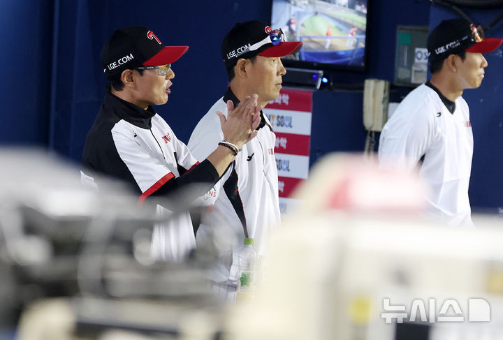 [서울=뉴시스] 이영환 기자 = 9일 오후 송파구 잠실야구장에서 열린 2026 KBO리그 SSG 랜더스와 LG 트윈스의 경기, 5회말 LG 염경염 감독이 박수를 보내고 있다. 2026.06.09. 20hwan@newsis.com
