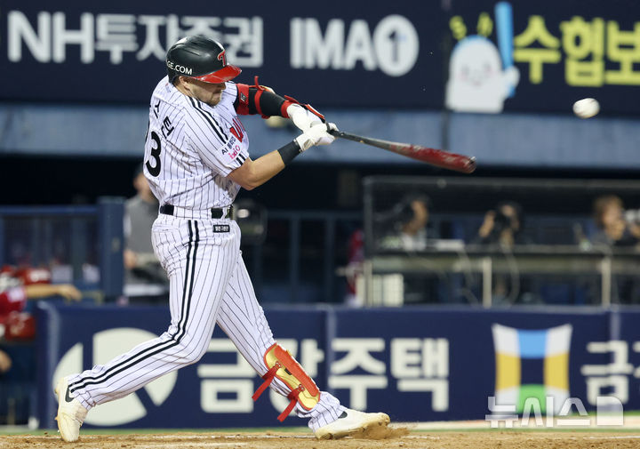 [서울=뉴시스] 이영환 기자 = 9일 오후 송파구 잠실야구장에서 열린 2026 KBO리그 SSG 랜더스와 LG 트윈스의 경기, 5회말 무사 1,2루에서 LG 오스틴 딘이 1타점 안타를 날리고 있다. 2026.06.09. 20hwan@newsis.com